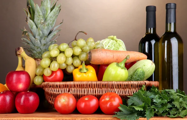 Composición con verduras y frutas en canasta de mimbre sobre fondo marrón — Foto de Stock