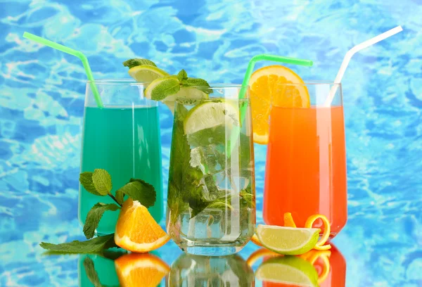 Drie cocktails op blauwe achtergrond — Stockfoto