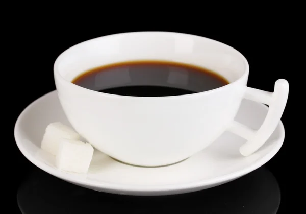 Uma xícara de café forte isolado em preto — Fotografia de Stock