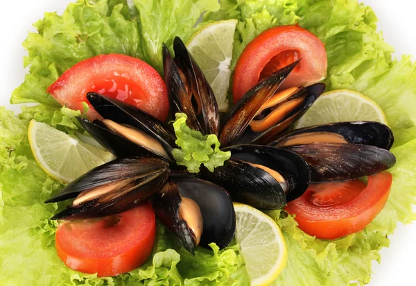 Snack de mejillones y limón en plato aislado sobre blanco — Foto de Stock