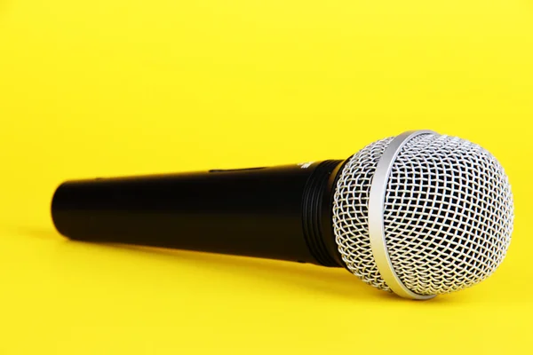 Svart mikrofon på gul bakgrund — Stockfoto
