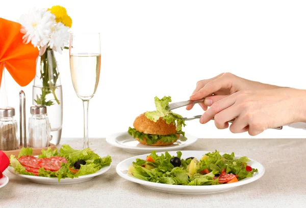 Weibliche Hand mit Abendessen isoliert auf weiß — Stockfoto
