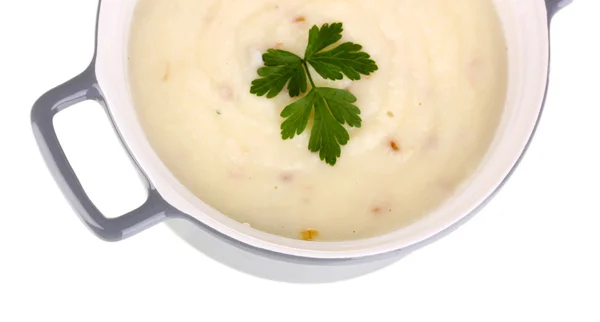 Purée de pommes de terre dans une casserole isolée sur blanc — Photo