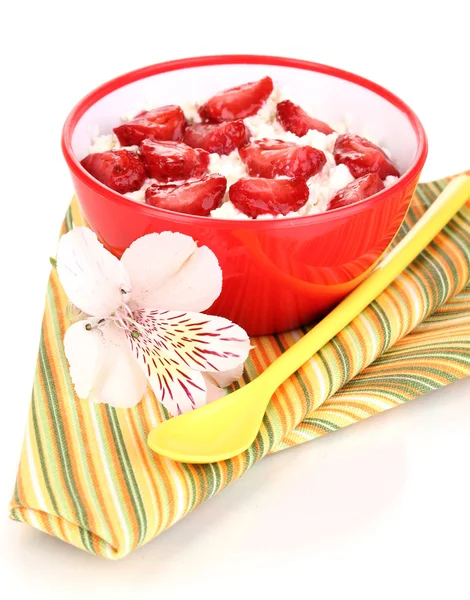 Cottage cheese in red bowl with sliced strawberries isolated on white — Stock Photo, Image