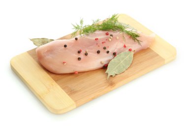 çiğ tavuk eti üzerinde beyaz izole kesme tahtası üzerinde