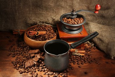 Kahve değirmeni, turk ve çuval bezi zemin üzerine kahve