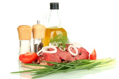 otlar, baharatlar ve üzerinde beyaz izole pişirme yağı ile marine edilmiş ham sığır eti