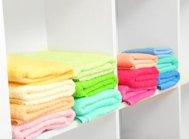 renkli havlu banyoda raflarda