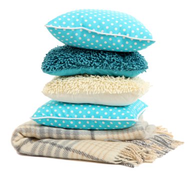 Hill renkli yastıklar ve yeşil zemin üzerine şal