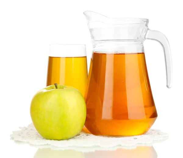 Vaso lleno y jarra de zumo de manzana y manzana aislados en blanco — Foto de Stock