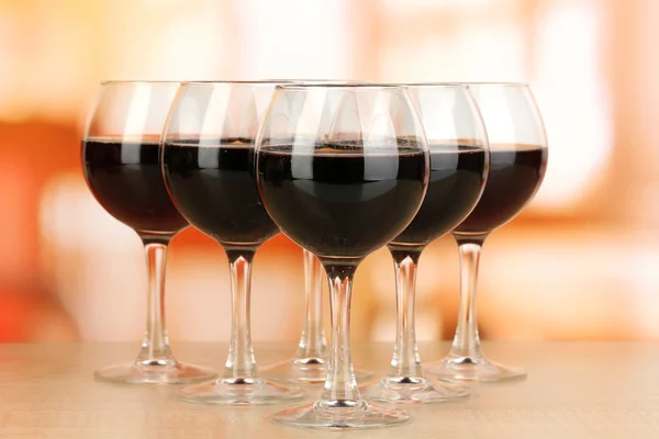 Красное вино в стакане на заднем плане — стоковое фото