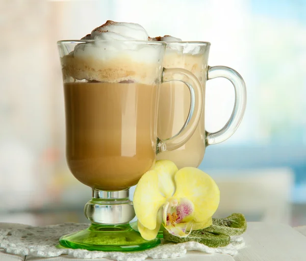 Μυρωδάτο καφέ latte σε γυαλιά κύπελλα με μυρωδικά, ξύλινο τραπέζι — Φωτογραφία Αρχείου