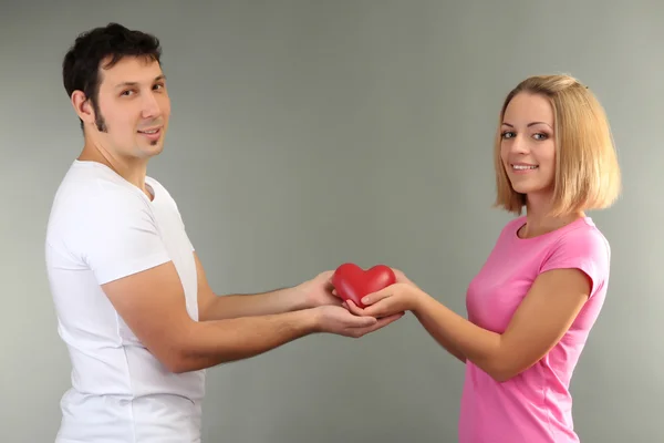 Verliefde paar op grijze achtergrond — Stockfoto