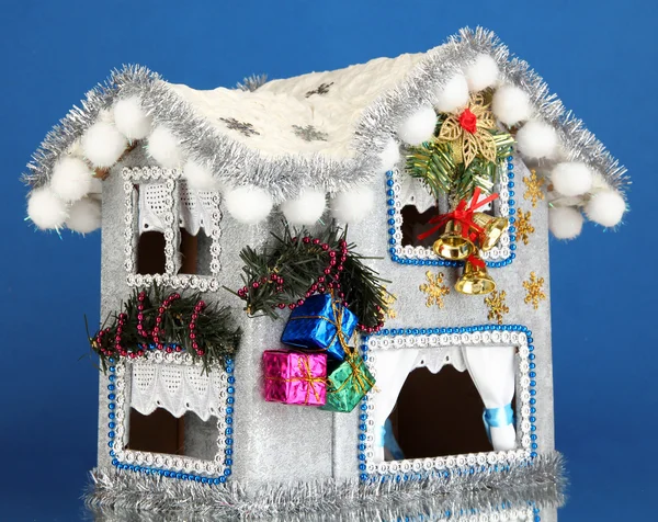 Casa de Natal decorada em fundo azul — Fotografia de Stock