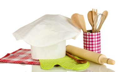 şef şapkasını kaşıkları ve üzerinde beyaz izole battledore