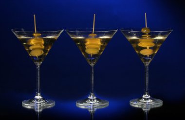 martini gözlük koyu arka plan üzerinde