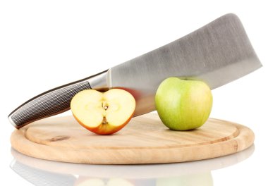Yeşil elma ve bıçak üzerinde beyaz izole kesme tahtası üzerinde