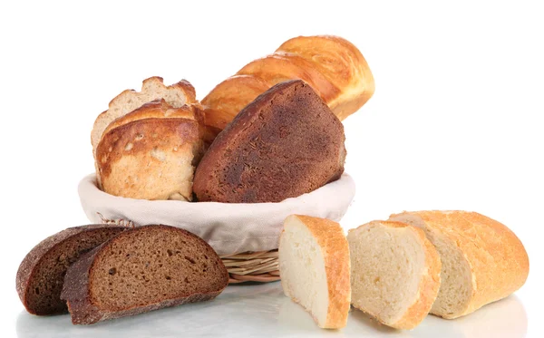 Pane fresco in cesto isolato su bianco — Foto Stock