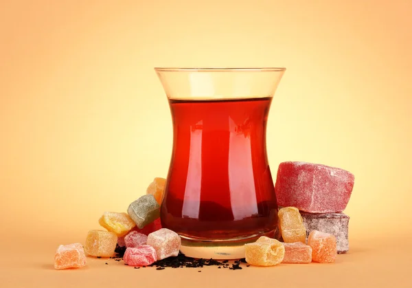 Glas türkischer Tee und Rahat Delight, auf beigem Hintergrund — Stockfoto
