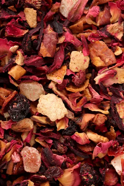 Αρωματικό ξηρό τσάι με φρούτα και πέταλα, κοντινό πλάνο — Φωτογραφία Αρχείου
