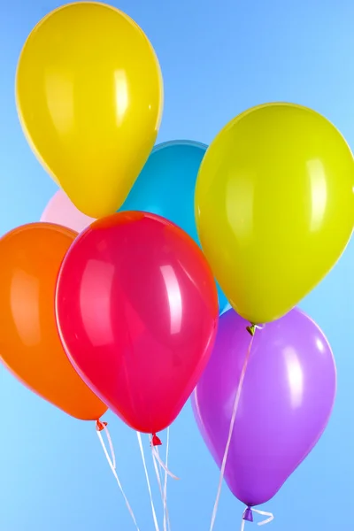 Färgglada ballonger på blå bakgrund — Stockfoto