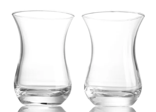 Пустые стаканы для турецкого чая, изолированные на белом — стоковое фото