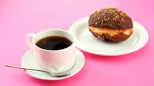 Donuts saborosos na placa de cor no fundo de cor — Fotografia de Stock