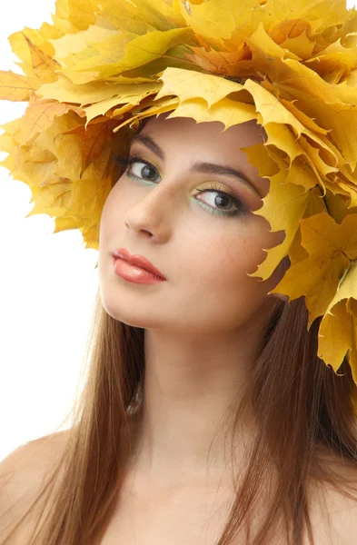 Όμορφη νεαρή γυναίκα με το κίτρινο στεφάνι φθινόπωρο, που απομονώνονται σε λευκό — Φωτογραφία Αρχείου