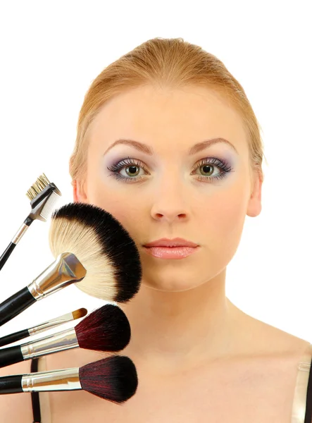 Porträt einer schönen Frau mit Make-up-Pinseln, isoliert auf Weiß — Stockfoto