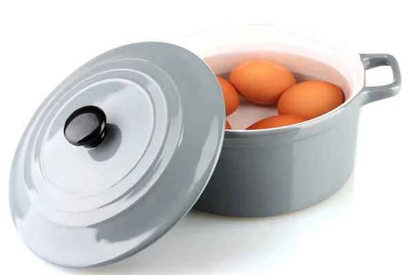 Варені яйця в каструлі ізольовані на білому — стокове фото