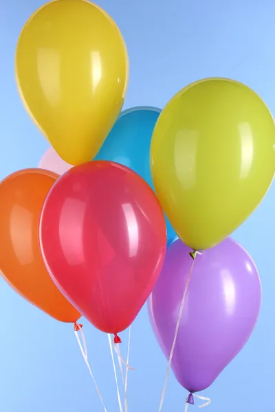 Kleurrijke ballonnen op blauwe achtergrond — Stockfoto