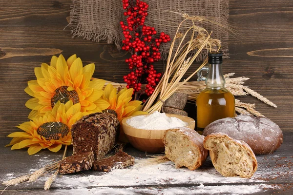 Roggebrood op houten tafel op houten achtergrond — Stockfoto