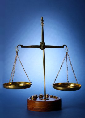 mavi arka plan üzerinde klasik ölçekler