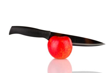 Kırmızı elma ve üzerinde beyaz izole bıçak