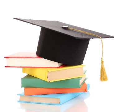 grad şapka ile üzerine beyaz izole kitap