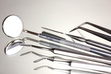 gri arka plan üzerinde izole diş bakımı Diş seti
