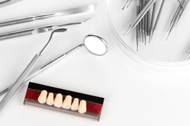 Protez diş araçları üzerinde beyaz izole