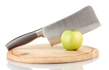 Yeşil elma ve bıçak üzerinde beyaz izole kesme tahtası üzerinde