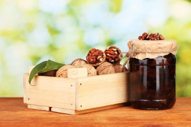 reçel kavanoz ceviz ve yeşil zemin üzerine ahşap kutu