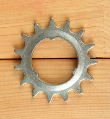 ahşap zemin üzerinde metal dişli