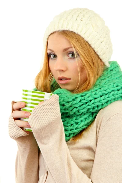 Attraente giovane donna in possesso di tazza con bevanda calda, isolato su bianco — Foto Stock