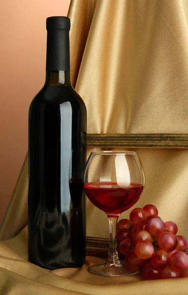Composição do quadro, vinho e uvas sobre fundo brilhante — Fotografia de Stock