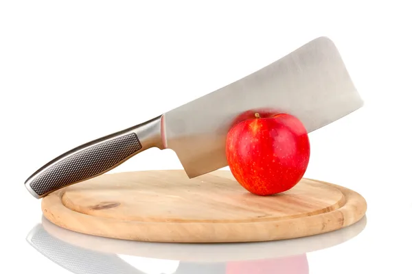Maçã vermelha e faca na tábua de corte, isolado em branco — Fotografia de Stock