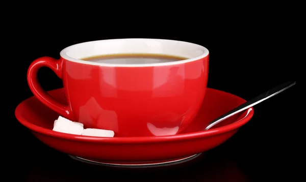 Una taza roja de café fuerte aislado en negro — Foto de Stock