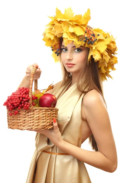 Schöne Frau mit Kranz und Korb mit Äpfeln und Beeren, isoliert auf weiß — Stockfoto