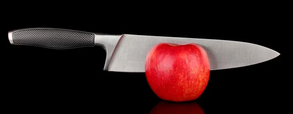 Roter Apfel und Messer isoliert auf schwarz — Stockfoto