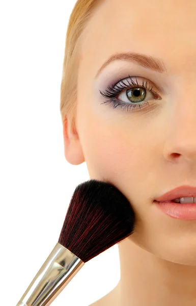 Retrato de mujer hermosa con cepillo de maquillaje para polvo, aislado en blanco —  Fotos de Stock