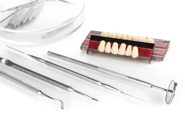 Gebit met tandheelkundige tools op wit wordt geïsoleerd — Stockfoto