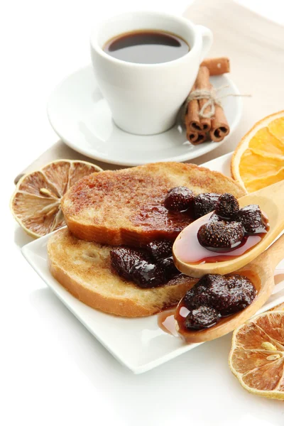 Wit brood toast met jam en kopje koffie, geïsoleerd op wit — Stockfoto