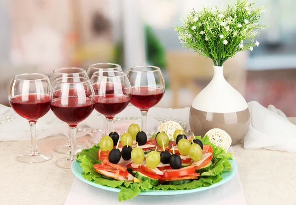 Canapeetjes en wijn in restaurant — Stockfoto